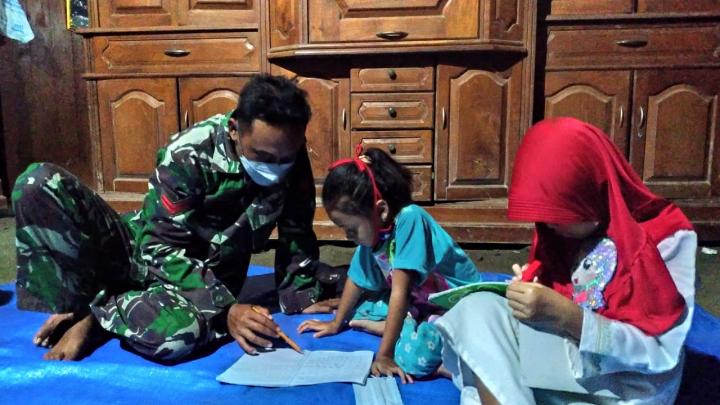 Pandemi, Anggota Satgas TMMD Bojonegoro Dampingi Anak-Anak Belajar
